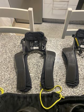 Cascos y HANS de carbono