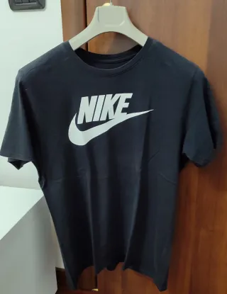 T-shirt Nike nera con logo