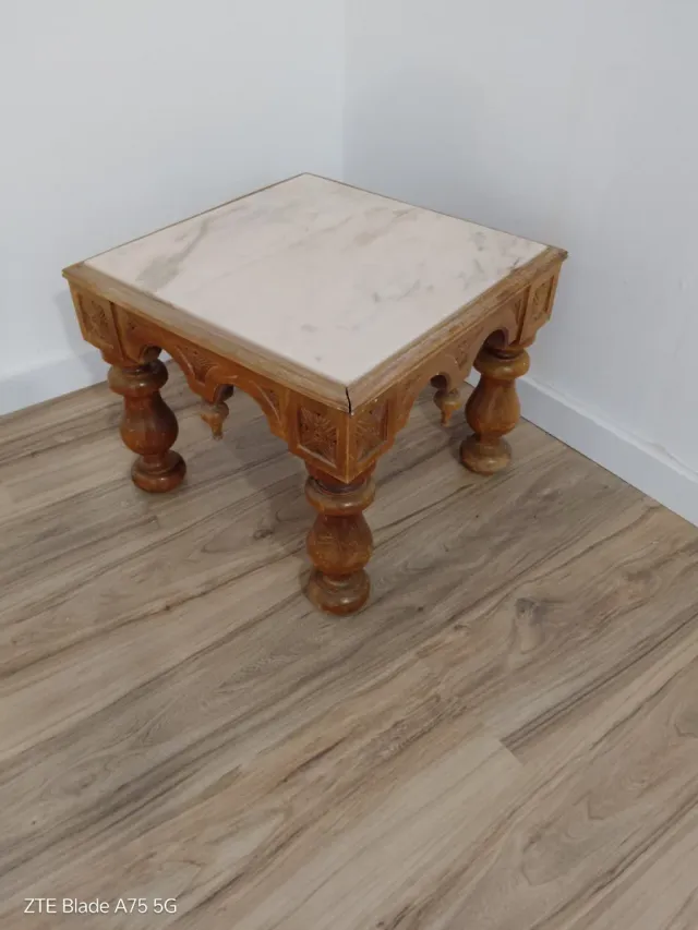 Mesa auxiliar de madera y mármol