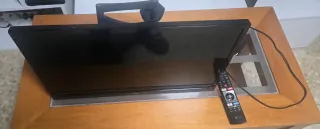 Televisión Qilive con soporte pared