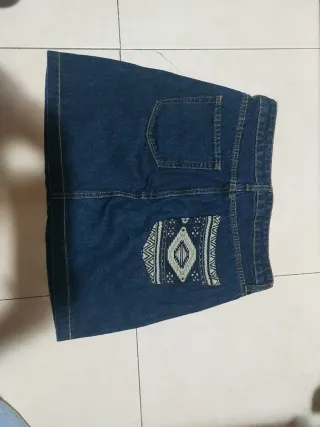 Falda vaquera con bordado étnico