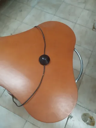 Mesa auxiliar con lámpara y ruedas