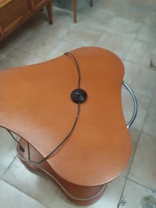 Mesa auxiliar con lámpara y ruedas