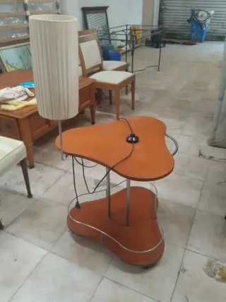 Mesa auxiliar con lámpara y ruedas