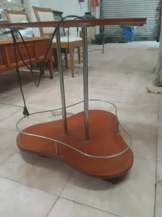 Mesa auxiliar con lámpara y ruedas