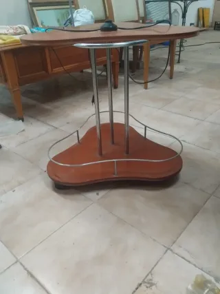 Mesa auxiliar con lámpara y ruedas