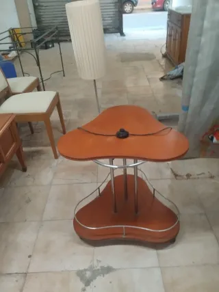 Mesa auxiliar con lámpara y ruedas