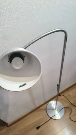 Lámpara de pie moderna metal plateado