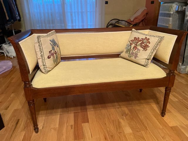 Banco de madera con cojines