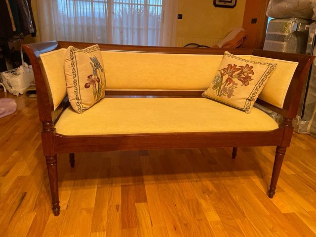 Banco de madera con cojines