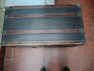 Baúl antiguo madera y metal