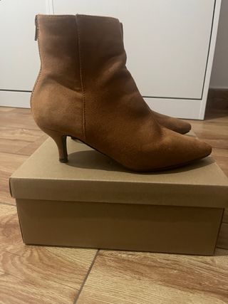 Botines camel tacón fino