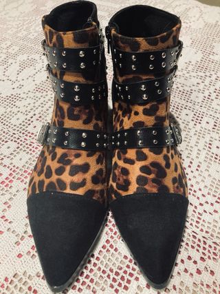 Botines con estampado de leopardo y tachuelas