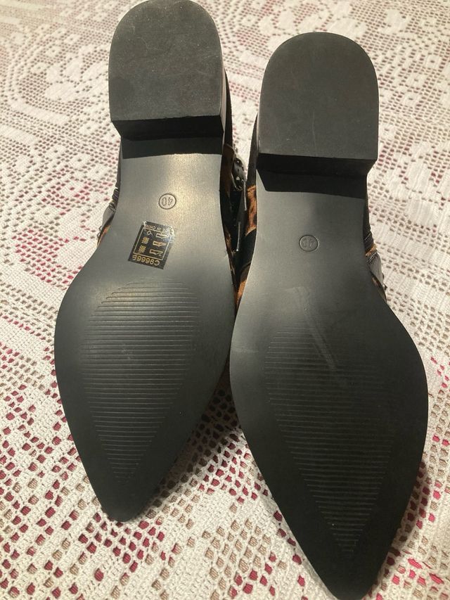 Botines con estampado de leopardo y tachuelas