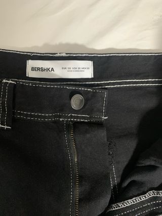 Pantalón negro con costuras blancas