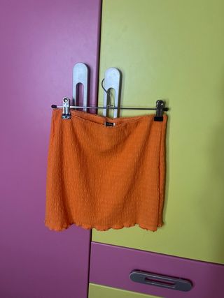 Falda naranja corta
