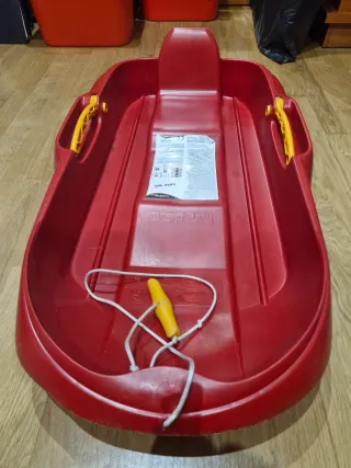 Trineo rojo con pala