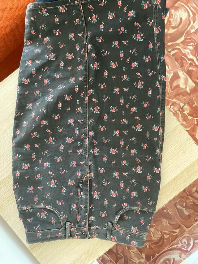 Falda denim tiro alto flores rojas