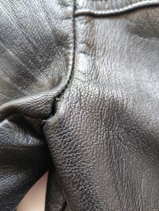 Cazadora de cuero negra