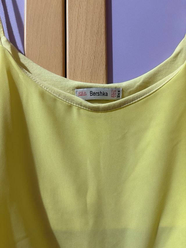 Top Bershka amarillo tirantes
