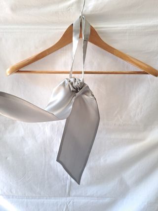 Ascot elegante grigio ghiaccio