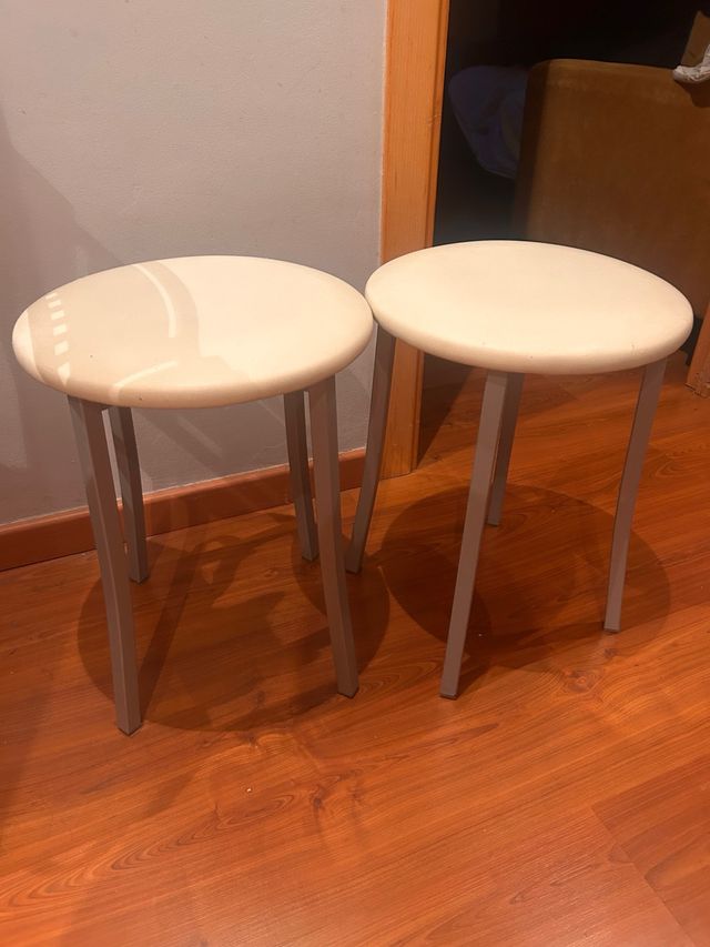 2 Taburetes bajos Blancos.