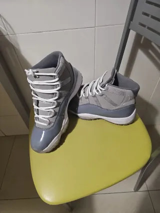 Jordan Playeros Grises y Blancos