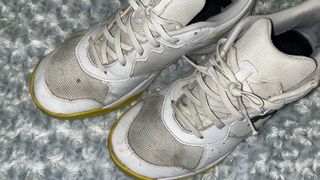 Zapatillas Puma Blancas y Amarillas