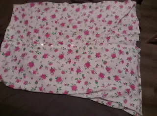 Falda floral rosa y blanca