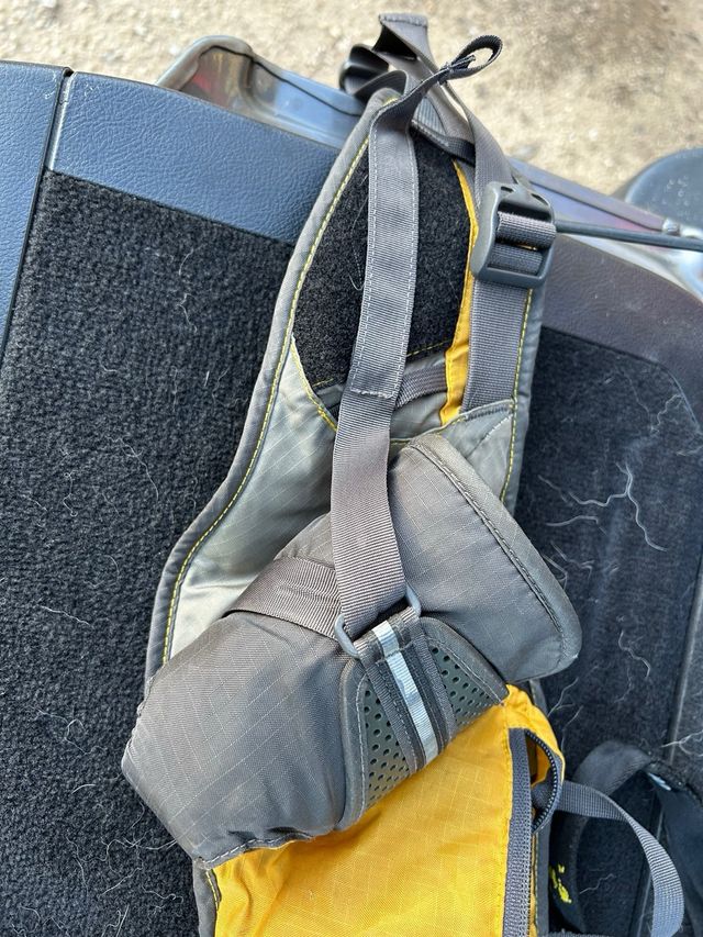 Riñonera deportiva gris y azul