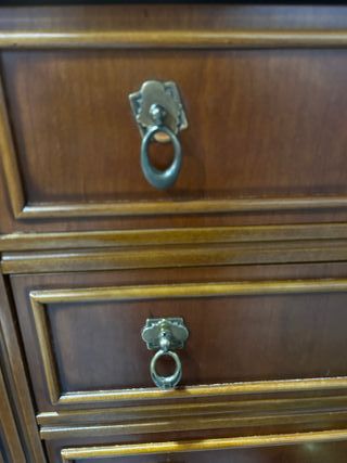 Cómoda clásica madera maciza con tiradores dorados