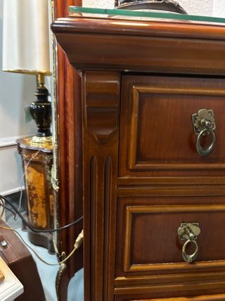 Cómoda clásica madera maciza con tiradores dorados
