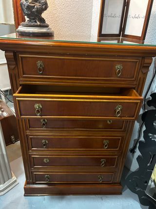 Cómoda clásica madera maciza con tiradores dorados
