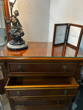 Cómoda clásica madera maciza con tiradores dorados