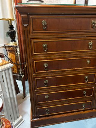 Cómoda clásica madera maciza con tiradores dorados
