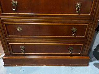 Cómoda clásica madera maciza con tiradores dorados