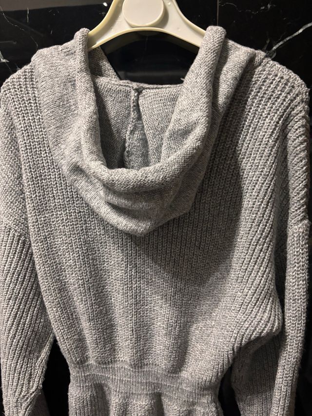 Abito in maglia con cappuccio
