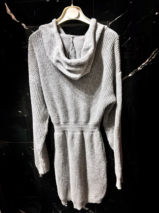 Abito in maglia con cappuccio