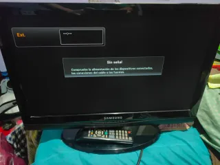 Televisión Samsung Negra con mando,