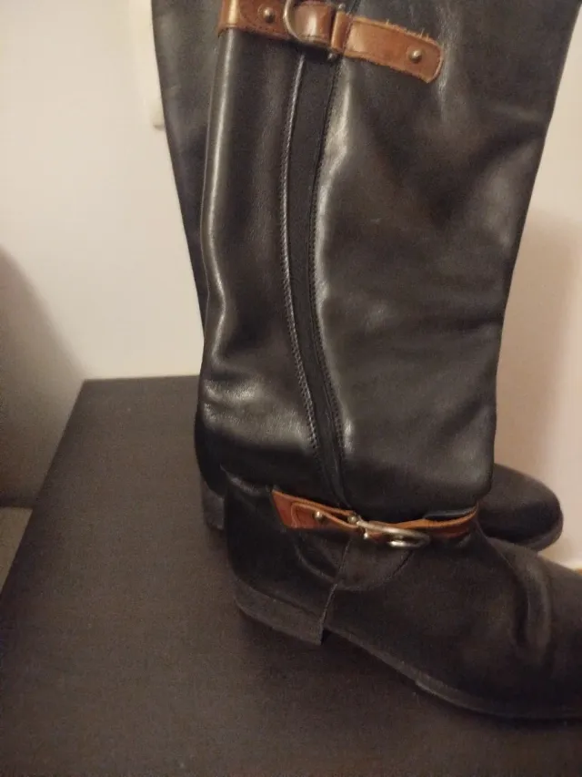 Botas altas de cuero negras y marrones