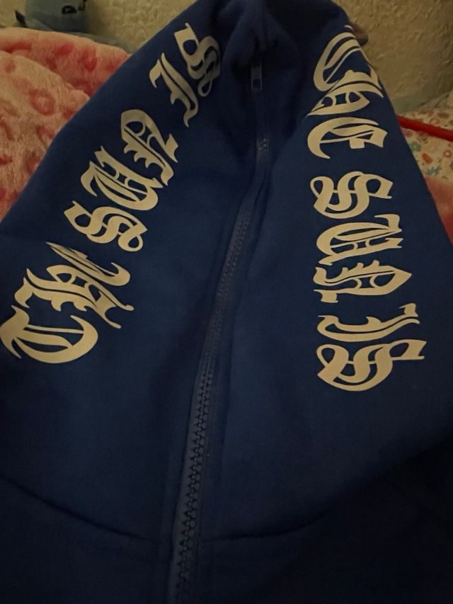 Sudadera azul con cremallera y capucha