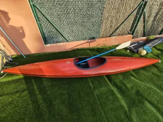 Kayak de fibra de vidrio rojo