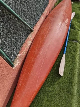 Kayak de fibra de vidrio rojo