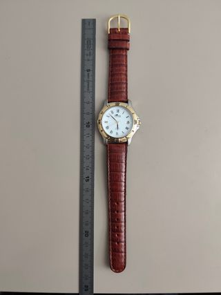 Reloj Lotus  Dorado y metalizado.