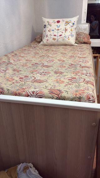 Cama alta con librería y almacenaje