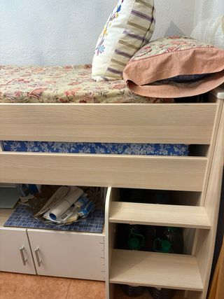 Cama alta con librería y almacenaje