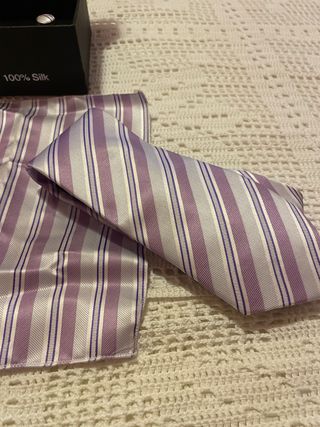 corbata y pańuelo seda,gemelos y pasador, en caja
