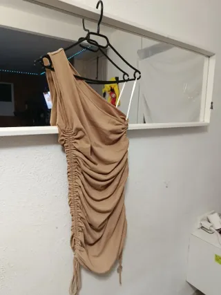 Vestido informal beige con fruncido