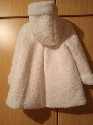Abrigo blanco con lazo