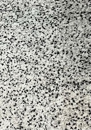 Alfombra pelo largo beige con puntos